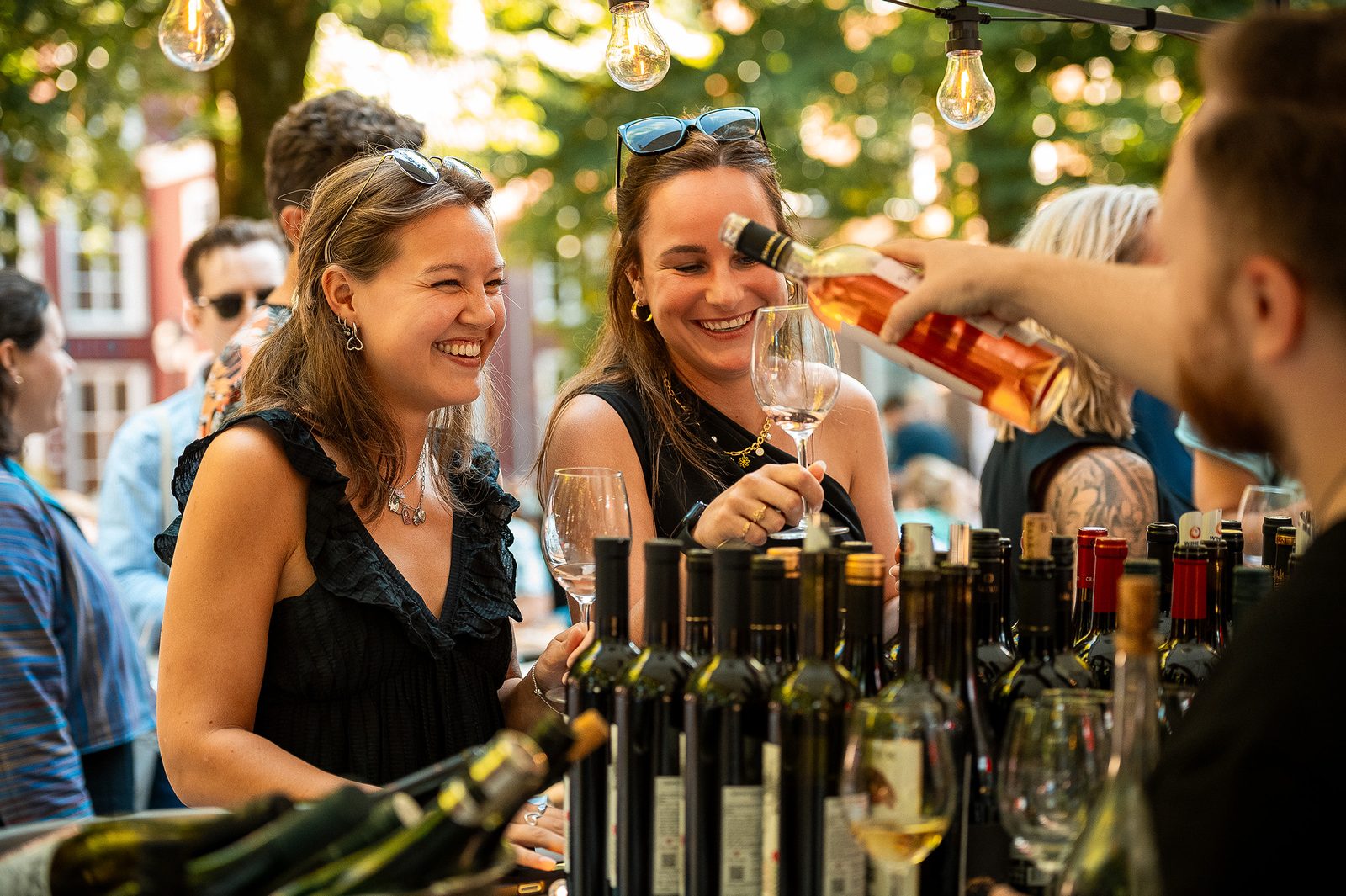 Two guests smiling during a wine festival in The Hague.